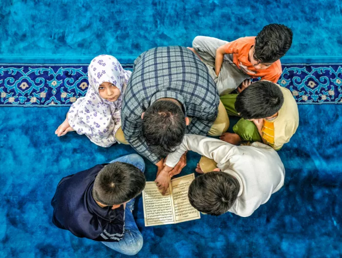 Alsofey, Bashar: Father teaching his sons