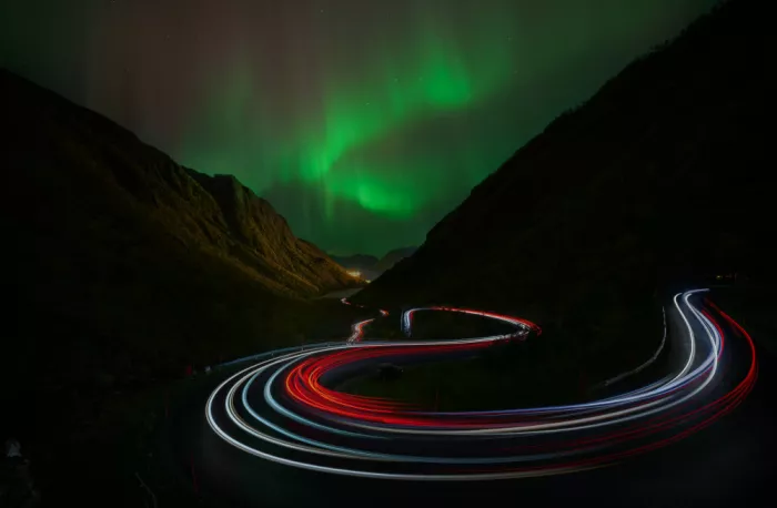 Yu, Zhen James: Camino de la aurora boreal nocturna