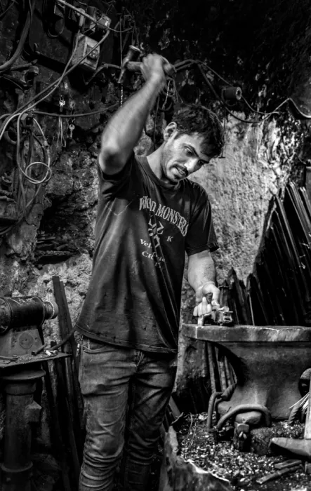 Alsofey, Bashar: Fabbro - Lavoro manuale