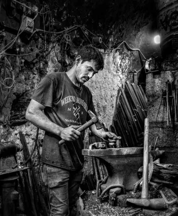 Alsofey, Bashar: Fabbro - Lavoro manuale