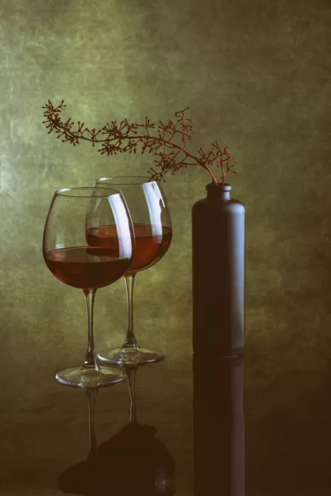 Barkow, Brig: Nature morte aux verres à vin et bouteille noire