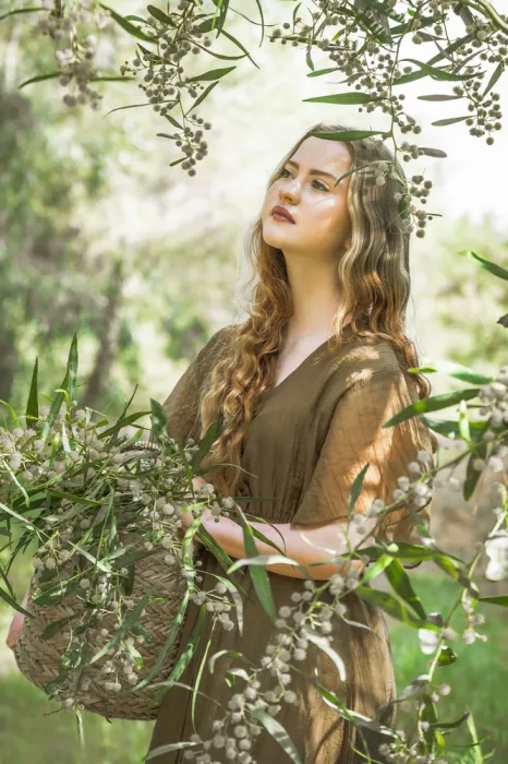 MATTY, TOV MAZAL: Flowers girl
