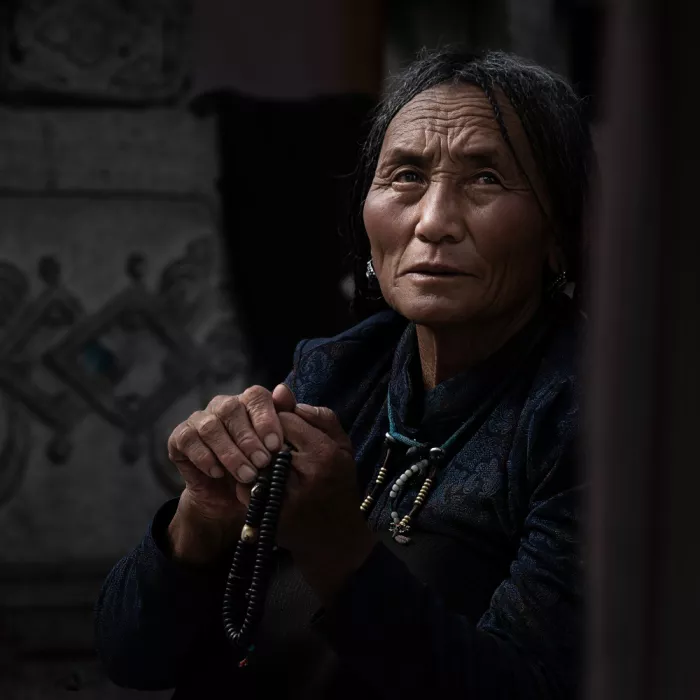 天馬, Feng Chao: A Tibetan Woman in Prayer