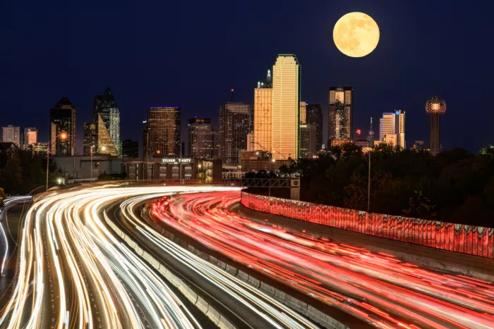 He, Mike: Moonrise in Dallas