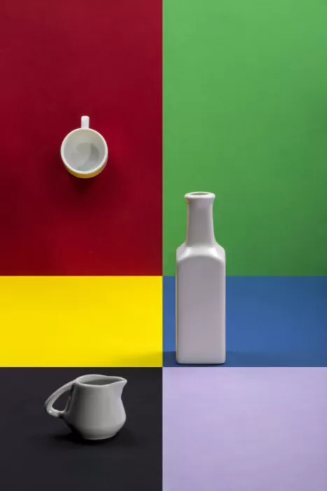 Barkow, Brig: Nature morte abstraite avec vaisselle blanche sur fond coloré
