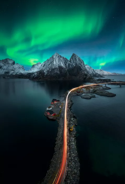 Ye, NingYun: Aurora boreal y tráfico en el pueblo pesquero