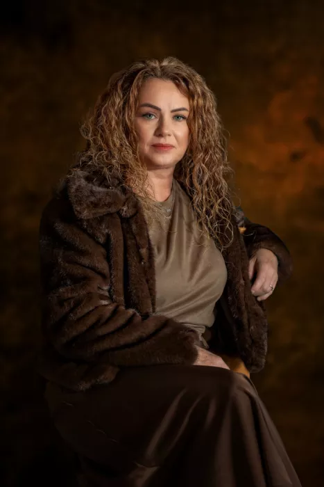Calin, Silvia Rucsandra: Retrato en tonos marrones