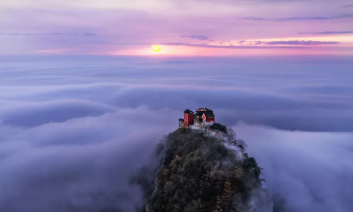 Zhang, Dennis: Crowned by Clouds