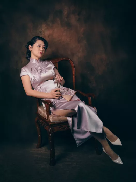 Wang, Jeff: Mujer china tradicional con narguile y abanico