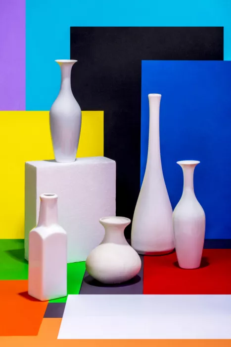 Barkow, Brig: Nature morte avec vases blancs sur fond abstrait coloré