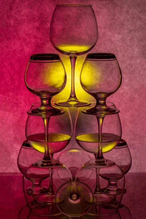 Barkow, Brig: Nature morte avec verrerie et liquide sur fond coloré