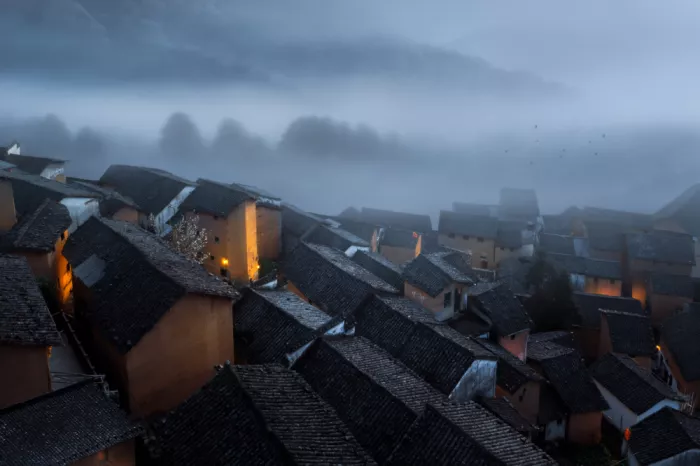 Ye, NingYun: Village dans la brume matinale