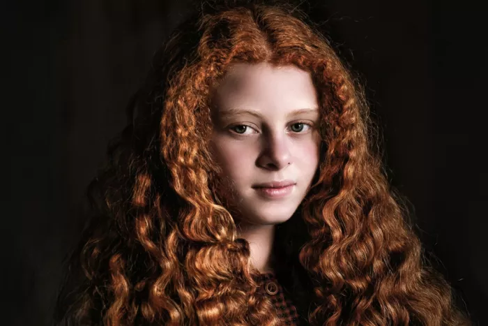 Sefer, Emel: Rizos rojos