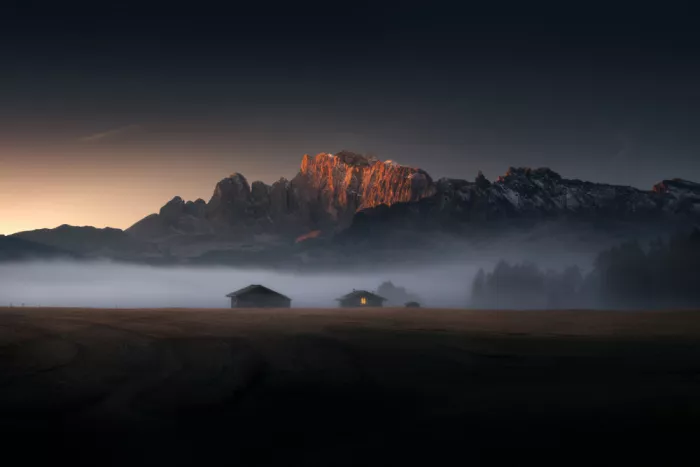 Ye, NingYun: Una pequeña casa de madera en la bruma matutina al amanecer