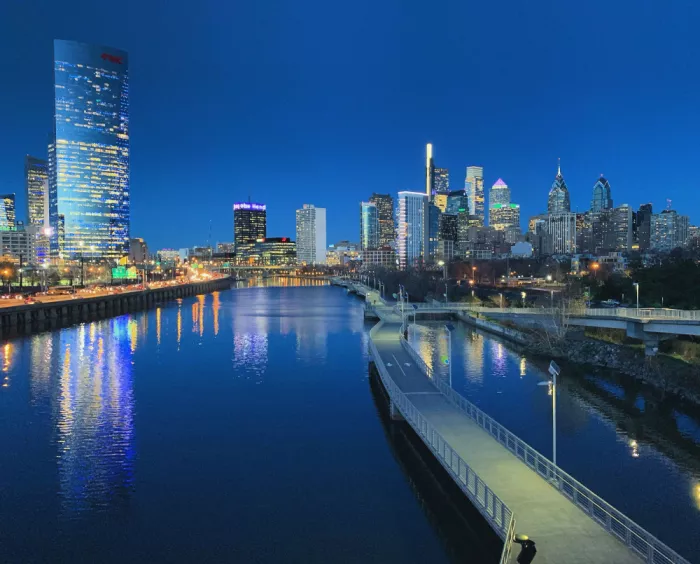GuruShots: Skyline della città riflessa nel fiume al tramonto