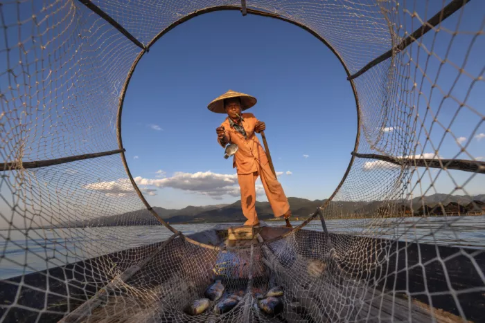 Topalismailoglu, Nevra: Dentro de una red de pesca
