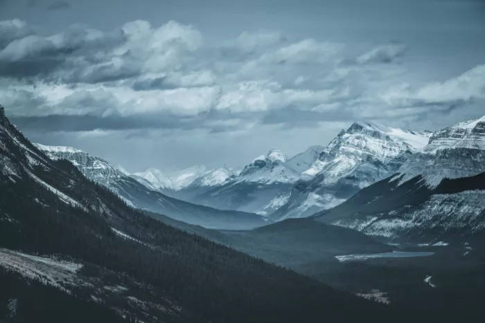 Zhao, Alex: Valle tra le montagne