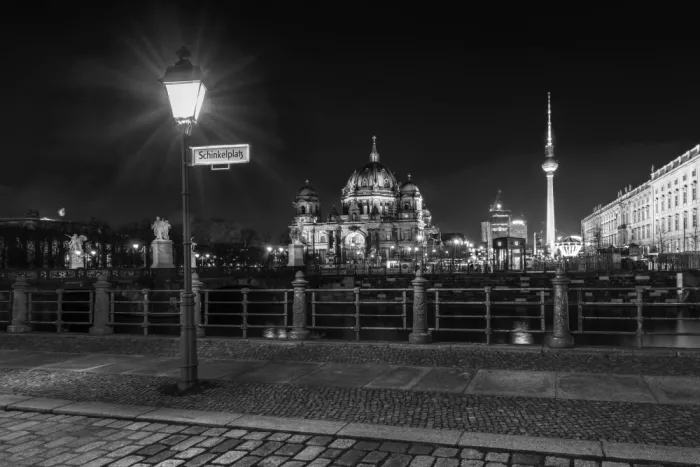 Viola, Melanie: Berliner Dom und Fernsehturm - Monochromer Abendeneindruck vom Schinkelplatz