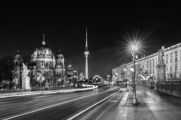 Viola, Melanie: Cattedrale di Berlino e Torre televisiva in atmosfera serale dinamica - Monocromatico
