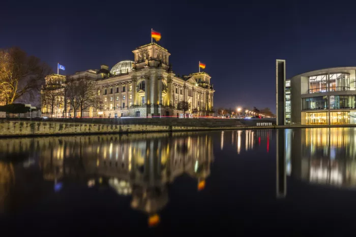Viola, Melanie: Il Reichstag di Berlino riflesso nella Sprea notturna
