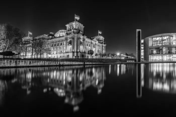 Viola, Melanie: Das Reichstagsgebäude in Berlin Gespiegelt im Nächtlichen Spreefluss - Monochrom