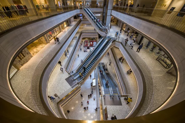 Liu, Ren Raymond: Il Centro commerciale