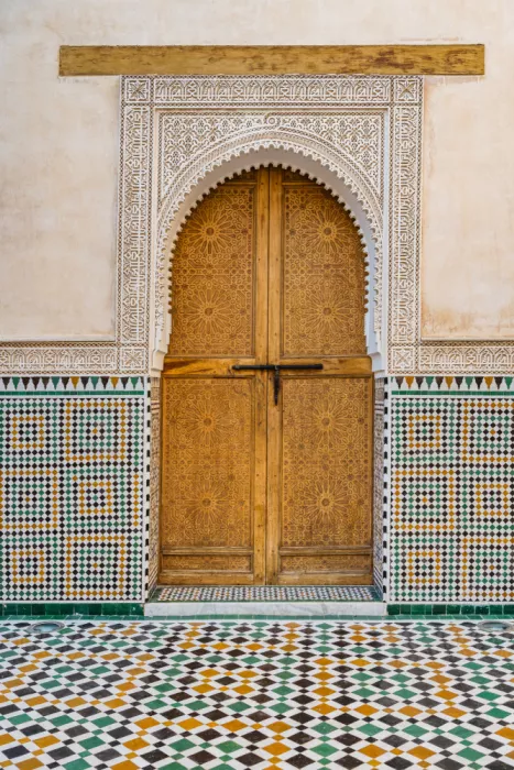 Photolovers: Puerta de madera marrón decorada en Marruecos