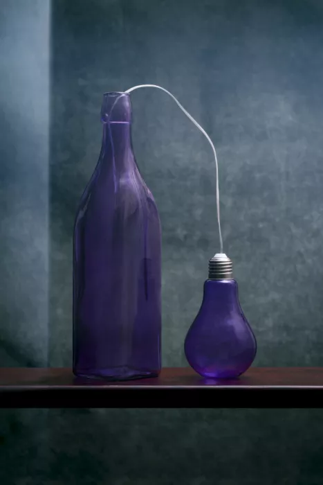 Barkow, Brig: Nature morte avec bouteille violette et ampoule, stylisation