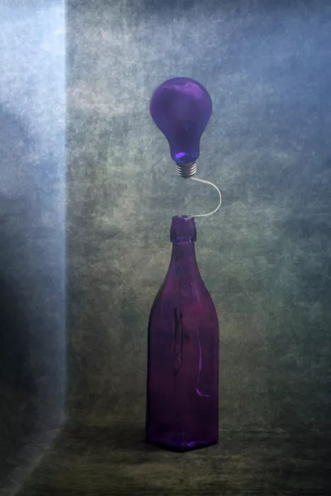 Barkow, Brig: Nature morte avec une bouteille violette et une ampoule, stylisation
