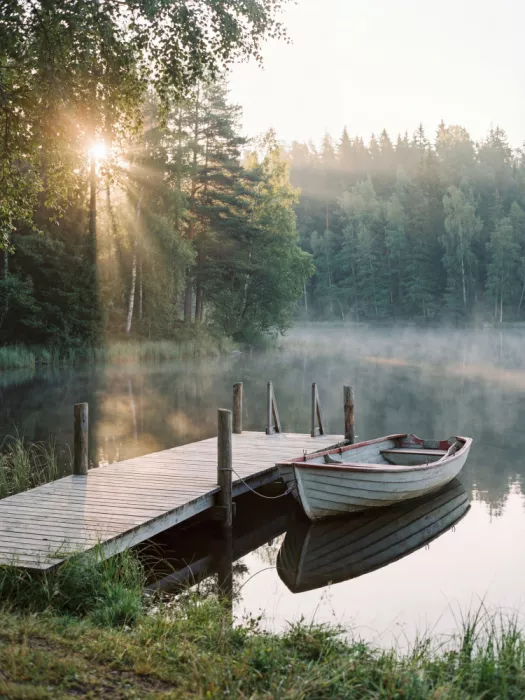 Magnusson, Andreas: Une barque au ponton du lac