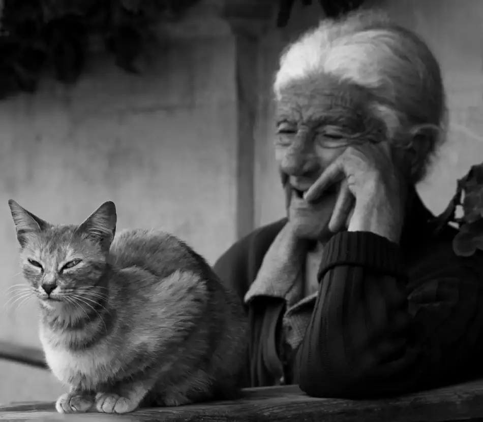 Deelen, van Ellen: Old woman with cat in Goz