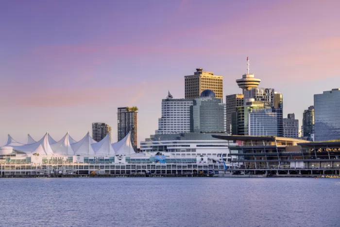 Viola, Melanie: Vancouver in urban elegace at sunset
