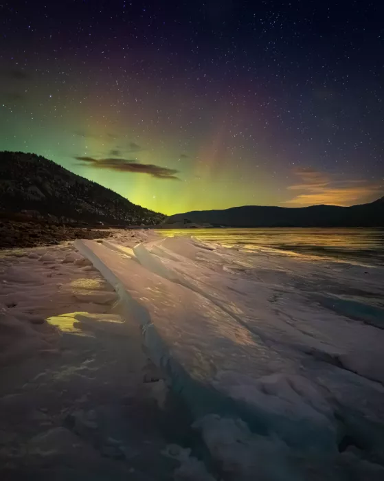 Li, Bing: Eine Winternacht mit Aurora an einem gefrorenen See
