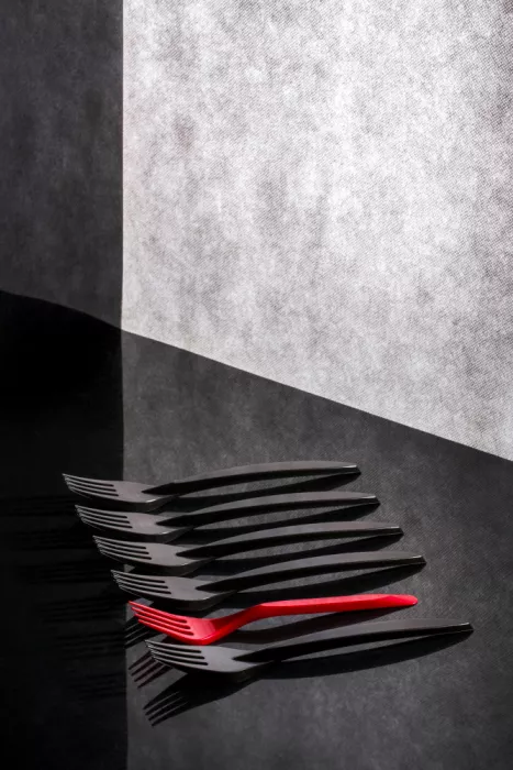 Barkow, Brig: Nature morte aux fourchettes rouges et noires