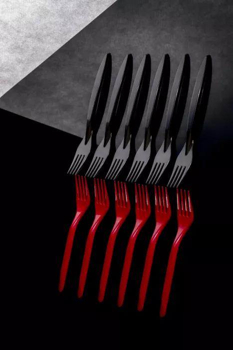 Barkow, Brig: Nature morte aux fourchettes rouges et noires