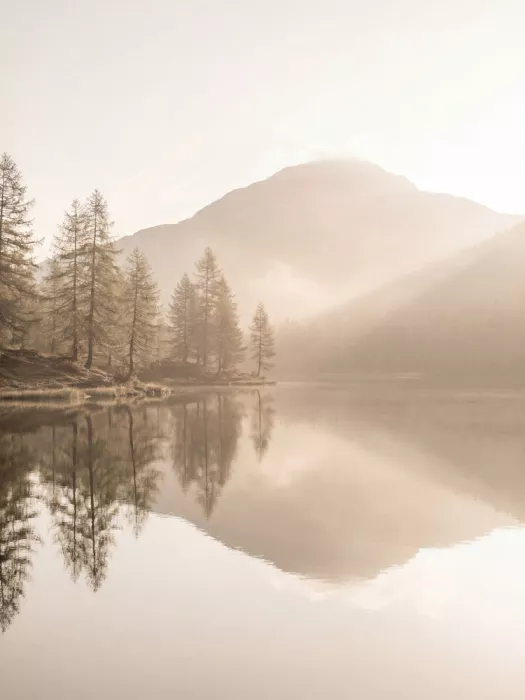 Magnusson, Andreas: Ruhiger Bergsee bei Morgenröte