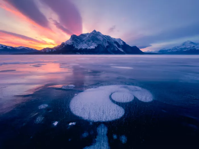 Lipinghu: A Winter Morning at Abraham Lake