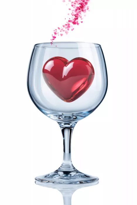 Kulik, Rafal: Cuore rosso in un bicchiere di vino con cuori rosa che galleggiano verso l