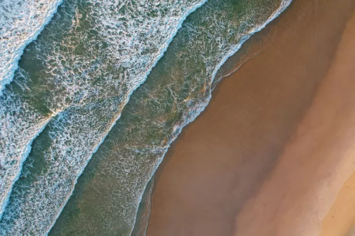 Blahák, Martin: Alba sulla spiaggia con onde
