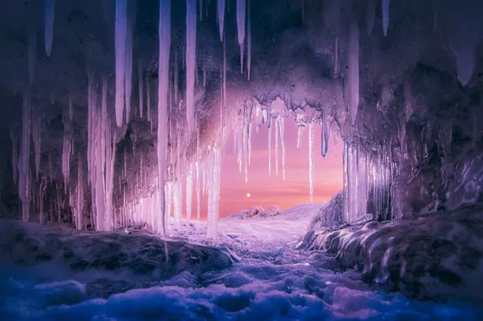 Ben.C.L: Salida de la Luna en la Cueva de Hielo