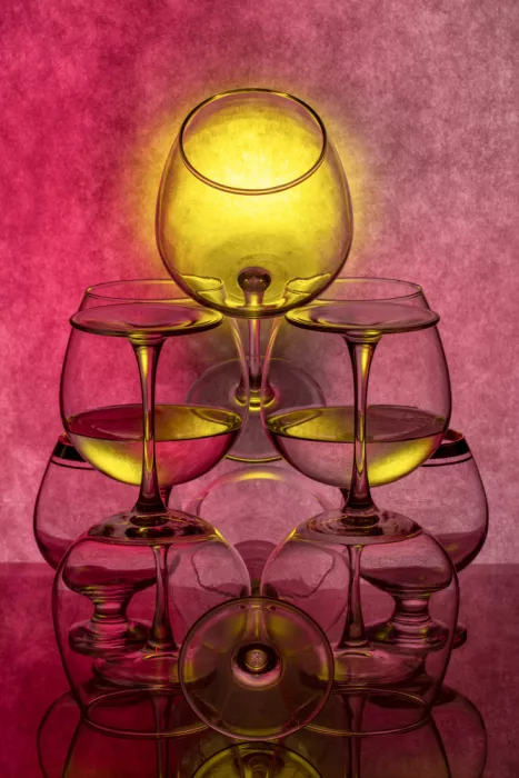 Barkow, Brig: Nature morte avec verres et liquide sur fond coloré