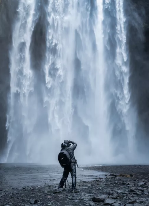 Figueras, Antoni: Unter dem Wasserfall