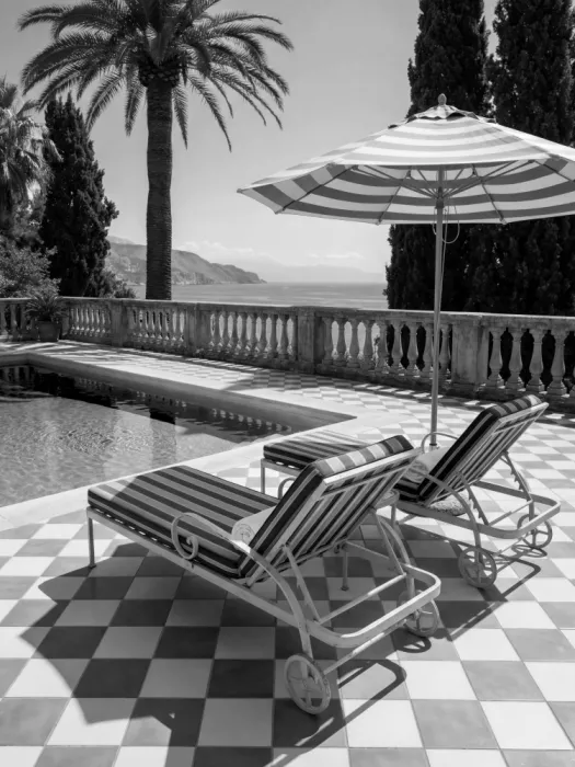 Magnusson, Andreas: Tumbonas en la playa de la villa