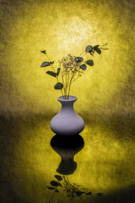 Barkow, Brig: Nature morte aux fleurs sauvages dans un vase clair sur fond jaune