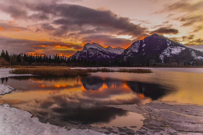 Yu, Bing: Amanecer ardiente en los Lagos Vermillion congelados