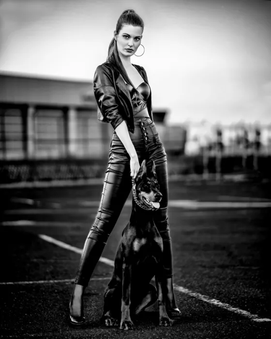 Nanev, Vasil: Žena s dobermanem