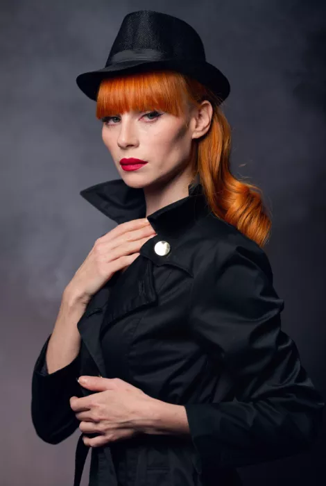 Ellbogen, Offer: Con un cappotto nero