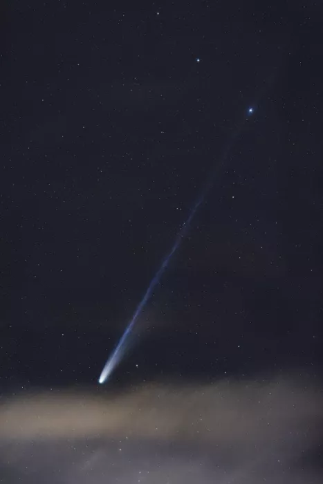 Li, Ryan: Cometa Lemmon sobre las nubes