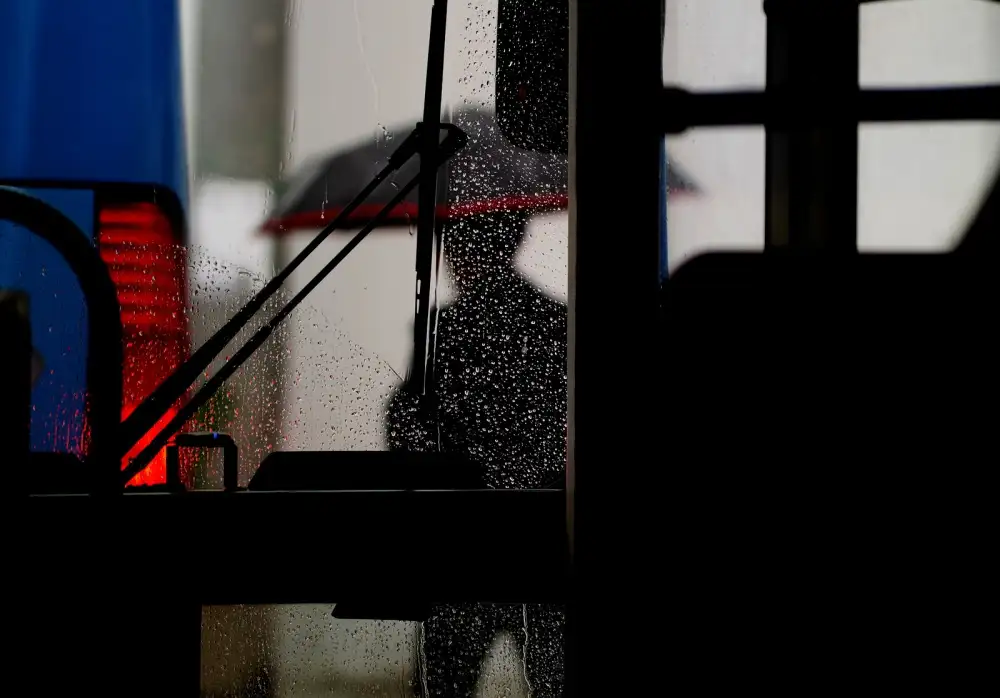 hee, dong HAN: gente che piove giù da un autobus