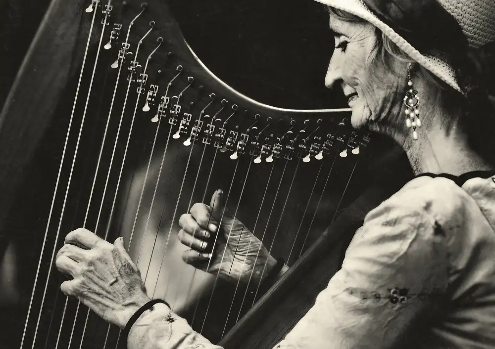 Ariel, Ariel: Tocando el arpa